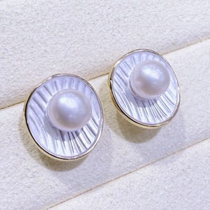 Pendientes de Perlas de Agua Dulce con Incrustaciones de Oro de 14K de Zhuji, Diseño Vertical con Esmalte, Estilo Nicho, Estilo Popular en Instagram - Product Image 2