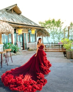 Vestido Largo de Satén Rojo con Hombros Descubiertos, Cola de Capilla, Decoraciones Florales y de Cristal, Estilo Romántico Vintage Ecológico - Product Image 2