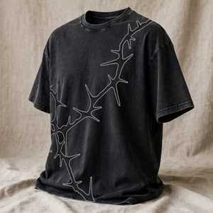 เสื้อยืดโอเวอร์ไซส์สีดำสำหรับผู้ชายจาก ONETEN APPARELS พิมพ์ลายด้านหน้าด้วยเทคนิคซิลค์สกรีน แขนสั้น ผลิตจากผ้าฝ้ายเจอร์ซีย์ที่เป็นมิตรต่อสิ่งแวดล้อม สไตล์สตรีทแฟชั่น - Product Image 3