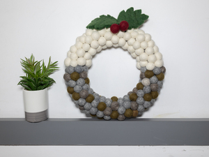 Corona de Pompones de Fieltro Blanco, Gris y Marrón para Decoración Navideña de Puertas - Product Image 3