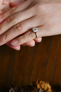 Bague de fiançailles en or jaune 14 carats avec diamant de laboratoire serti clos en émeraude de 2 carats pour femme, cadeau d'anniversaire, prix de gros - Product Image 4