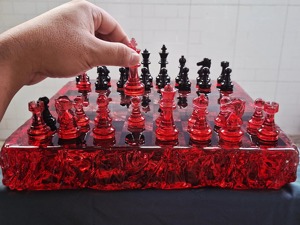 Échiquier en résine fait main, échiquier en résine époxy de haute qualité, échiquier classique récréatif en résine. - Product Image 3