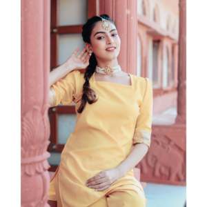 Conjunto de traje Patiala de crepé satinado amarillo dorado para mujer - Talla XS - Product Image 4