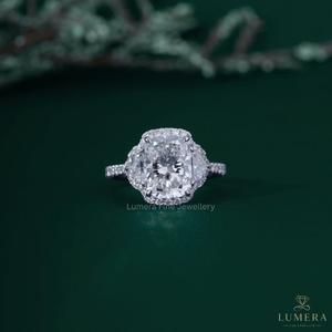 Bague de fiançailles personnalisée en or blanc 18 carats avec trois pierres taille coussin allongées et halo de pierres latérales Cadillac, vente en gros - Product Image 1
