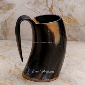 Mug Viking en corne de buffle naturelle avec base en bois – Tasse artisanale pour bière et hydromel, idéale pour offrir et pour la dégustation au bar - Product Image 2