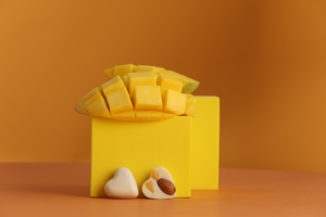 Chocolate de Almendras en Forma de Corazón con Yogur Liofilizado y Productos de Frutas en Caja de Regalo Personalizada de Lujo - Product Image 5