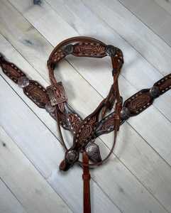 Ensemble d'équipement équestre de haute qualité pour spectacle, style western, avec têtière à une oreille et peitoral, design perlé, travail artisanal, authentique - Product Image 1