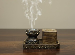 Porte-encens décoratif arabe et indien de luxe en bois de santal, brûleur traditionnel pour salle de prière et décoration islamique pour la maison, toutes saisons - Product Image 1