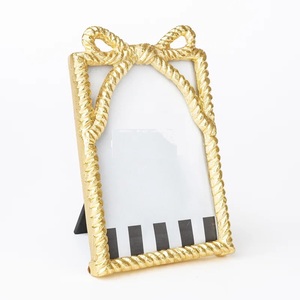 Marco de Fotos Decorativo Chapado en Oro con Lazo Único y Borde de Cuerda Intrincado - Product Image 2