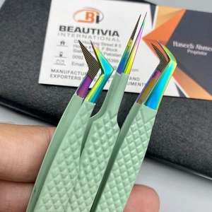 Pince à épiler professionnelle en acier inoxydable avec logo personnalisé Nouveaux embouts en fibre pour l'extension de cils volumineux - Product Image 1