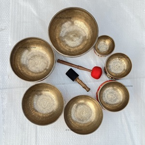 Bol chantant en bronze pleine lune de haute qualité, fait à la main, personnalisé, bol sonore de méditation en métal tibétain martelé à la main, fabricant - Product Image 2