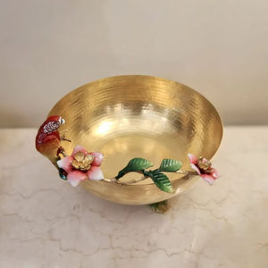 Bol de service alimentaire de haute qualité, forme ronde, aspect attrayant, texture martelée, or, avec motif perroquet ara et fleurs. - Product Image 1