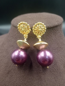 Boucles d'oreilles pendantes en forme de fleur plaquées or Amaira Jewels avec perle imitation goutte d'eau violette, bijoux de mariage classiques pour femmes - Product Image 5