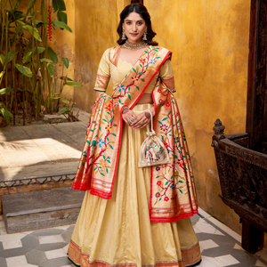Ensemble Lehenga Choli en soie Paithani pour femmes avec tissage Zari et Batwa |   Lehenga de 4 mètres avec surpiqûres décoratives, cancan et toile - Product Image 1