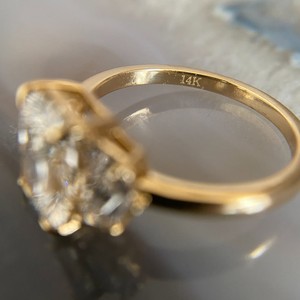 Bague de fiançailles en platine massif PT950 avec diamant de laboratoire VVS2 taille Radiant, pierres latérales en épaulette, trois pierres, alliance de luxe - Product Image 5