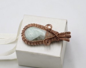 Colgante de perla de jaspe envuelto en alambre de cobre |   Colgante Hecho a Mano con Piedra Preciosa de Jaspe Natural |   Joyería de Cristales Curativos, Talla Única - Product Image 4