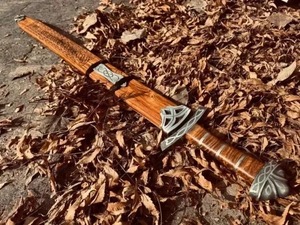 Épée à lame droite avec manche en bois, acier Damas, épaisseur 0,6 mm, lame unique, non réglable, personnalisable OEM, fabriquée à la main - Product Image 3