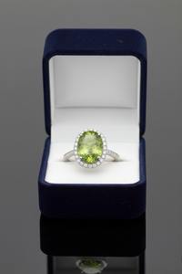 แหวนหมั้นสไตล์วินเทจสำหรับผู้หญิง เงินแท้ 925 ประดับพลอยเพอริดอทและเพชรทรงรัศมี - Product Image 5