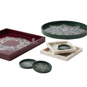 Ensemble de plateaux décoratifs de Noël en nacre et laque, rouge et vert, carrés et ronds, design oriental, pour rangement et utilisation sur table - Product Image 2