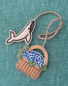 Llavero colgante de diseño artesanal con bordado de cuentas de semilla y abalorios, amuleto para bolso - Product Image 1