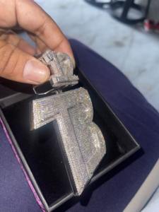 จี้หัวสิงโตผู้ชายประดับมอยส์ซาไนต์ทรงกลม 5 กะรัต เงินชุบไวท์โกลด์ 14K - Product Image 1