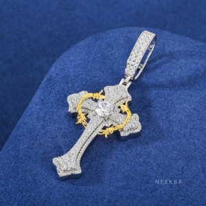 Colgante de Cruz con Corona de Moissanita, Totalmente Incrustado, Plata 925, Pieza Destacada, Engastado a Mano - Product Image 5