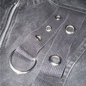 Veste en jean noir délavé pour femme, style gothique emo, punk rock, avec œillets métalliques et boucles, style uniforme - Product Image 6
