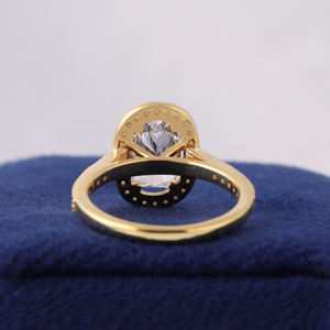 Bague de fiançailles en or blanc avec diamant de laboratoire taille coussin de 2,50 carats certifié IGI, halo de diamants de laboratoire taille coussin, tige pavée - Product Image 4