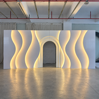 Panneau mural de toile de fond de mariage ondulé avec éclairage LED pour la décoration de scène d'événements modernes et de banquets