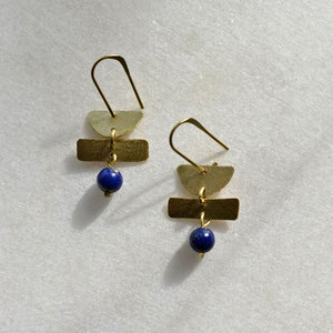 Boucles d'oreilles pendantes géométriques en or et lapis-lazuli - Bijoux minimalistes en laiton avec pierre bleue certifiée IGI pour femme - Idéales pour mariage - Product Image 3