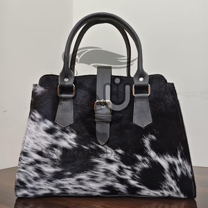 Bolso Tote de Cuero Vacuno Blanco y Negro |   Bolso de Cuero Hecho a Mano, Estilo Western, de Alta Calidad para Uso en Exteriores - Product Image 1