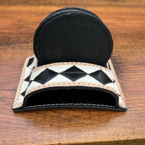 ชุดถาดรองแก้วหนังลายตารางหมากรุกใหม่4ชิ้นพร้อมขาตั้งแบบพกพาโต๊ะกาแฟหนังแท้พรีเมี่ยมของขวัญถ้วยสำหรับเขาหรือเธอ - Product Image 6