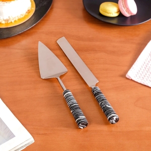 Ensemble de serveurs à gâteau fusion vintage-moderne dorés avec poignées à motifs noir et blanc, couverts de fête pour tartes et gâteaux - Product Image 4