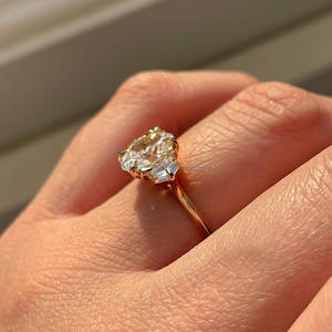 Anillo de Compromiso de Tres Piedras con Moissanita de Corte Ovalado, Plata de Ley 925 con Baño de Rodio, Engaste de Garras, Anillo de Compromiso y Boda para Aniversario - Product Image 4