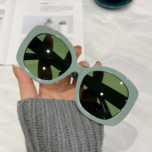 2025 Hot Sales Trendy Oversize Square Sunglasses New Women Summer Black <b>Frame</b> Glasses Wholesale - Product Image 4