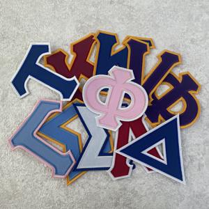 Écussons brodés personnalisés de haute qualité en PVC thermocollant pour chapeaux, avec logo en tissu sergé et lettres grecques de sororités et fraternités, fabriqués à Taïwan - Product Image 3