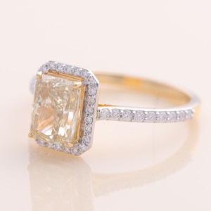 Bague de fiançailles en or 18 carats avec halo de diamants jaunes taille radiant certifiés IGI, plaquée rhodium tendance - Product Image 2