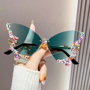 Lunettes de soleil papillon de luxe uniques en gros pour femmes et hommes, sans monture, en métal, couleur bonbon, populaires, tendance, style punk - Product Image 1
