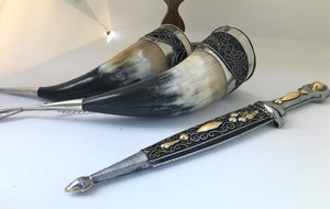 Customized Viking Horn Beer <b>Mugs</b> With Wooden Stand And Sword Holder Floral Pattern <b>Gold</b> Plated Vintage Style For Party Adult Use - Product Image 2