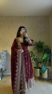 Salwar Kameez brodé rouge vin pour femmes avec dupatta |   Robe longue de créateur |   Tenue de mariage indienne sans plis, protection solaire - Product Image 1