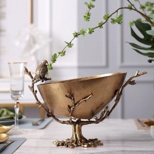 Exquisito Centro de Mesa Premium de Metal Dorado Martillado con Soporte de Ramas Florales Esmaltadas y Decoración de Pájaros y Mariposas - Product Image 4