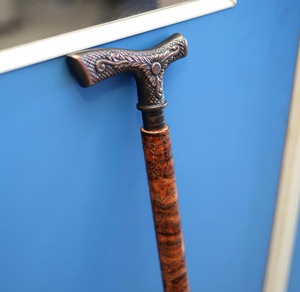 Bâtons de marche rustiques modernes en bois naturel écologique avec poignée en laiton poli, idéaux pour les cadeaux - Product Image 4