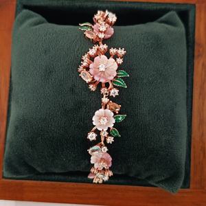 สร้อยข้อมือเงินแท้ 925 ชุบทองคำสีกุหลาบ ประดับดอกไม้สีชมพูและเพชร CZ  งานเคลือบสีเคลือบเงา ดีไซน์ดอกไม้  สำหรับผู้หญิง ของขวัญ เครื่องประดับ - Product Image 1