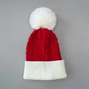 Gorro de Punto Rojo Unisex con Puño Acanalado Blanco y Pompón Esponjoso para Invierno - Product Image 1