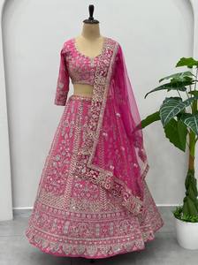 Magnifique ensemble Lehenga Choli rose de créateur, en matériaux recyclés traditionnels et soie naturelle, avec broderies, comprenant Choli et Dupatta, idéal pour les fêtes - Product Image 6