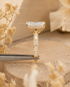 แหวนหมั้นเพชรโมอิสซาไนต์ทรงเหลี่ยมมรกตทองคำขาว 14K แบบขายส่งสั่งทำพิเศษ ประดับด้วยเพชรทรงบาแก็ตต์ด้านข้าง แหวนแต่งงานสุดหรู รับผลิตแบบ OEM ODM - Product Image 2