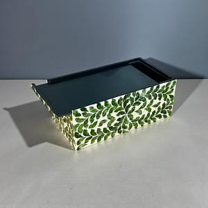 Boîte décorative en os vert incrusté, idéale pour les serviettes, les lingettes, les accessoires, le rangement de bureau et la décoration de table, fabriquée à la main en Inde - Product Image 4