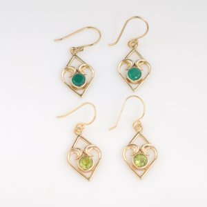 Pendientes Colgantes de Peridoto Natural, Geométricos, de Latón, Chapados en Oro, con Forma de Corazón, Hechos a Mano, Regalo para Mujer, Joyería Minimalista - Product Image 1