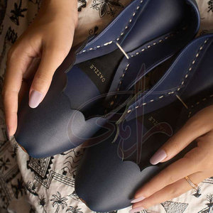 Diseño Atrevido con Borde Festoneado, Acabado Liso, Parte Superior de Cuero Sintético, Azul Oscuro, Antideslizante, Khussa, Tendencia de Moda, Estampado Personalizable - Product Image 4