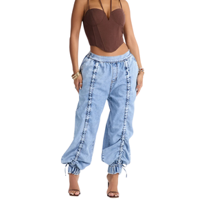 Pantalon de jogging en jean délavé bleu clair pour femme, coupe mi-ample, jambe large décontractée, avec revers élastiques, respirant, séchage rapide, style streetwear tendance - Product Image 1
